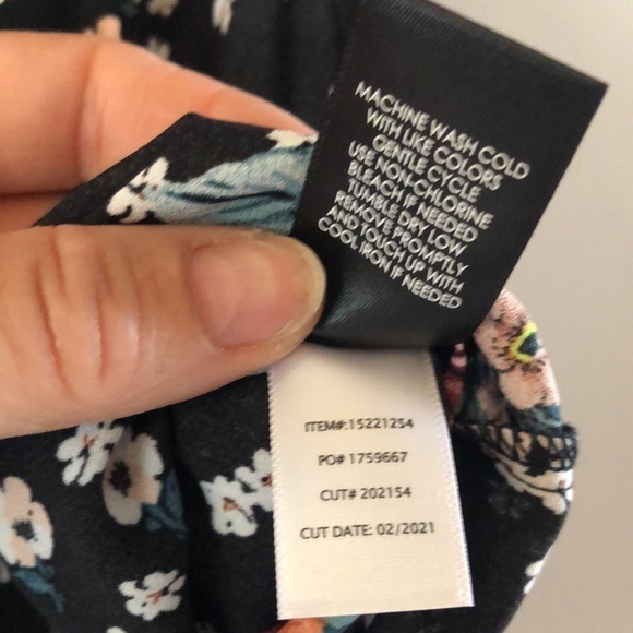 Torrid Lightweight Floral Print Tank Top Size 2X Flowy Feminine Black High Neck - Picture 12 of 16